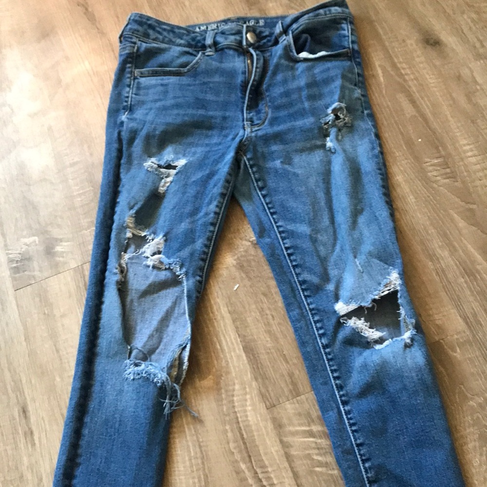 AE RIPPED HIGH WAISTED JEANS